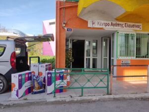 Teleperformance-in-Greece-donates-items-and-dog-foods-to-NGOs